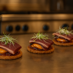 Avižinis sūrus paplotėlis su figų džemu, karamelizuotais pievagrybiais, rūkyta anties krūtinėle