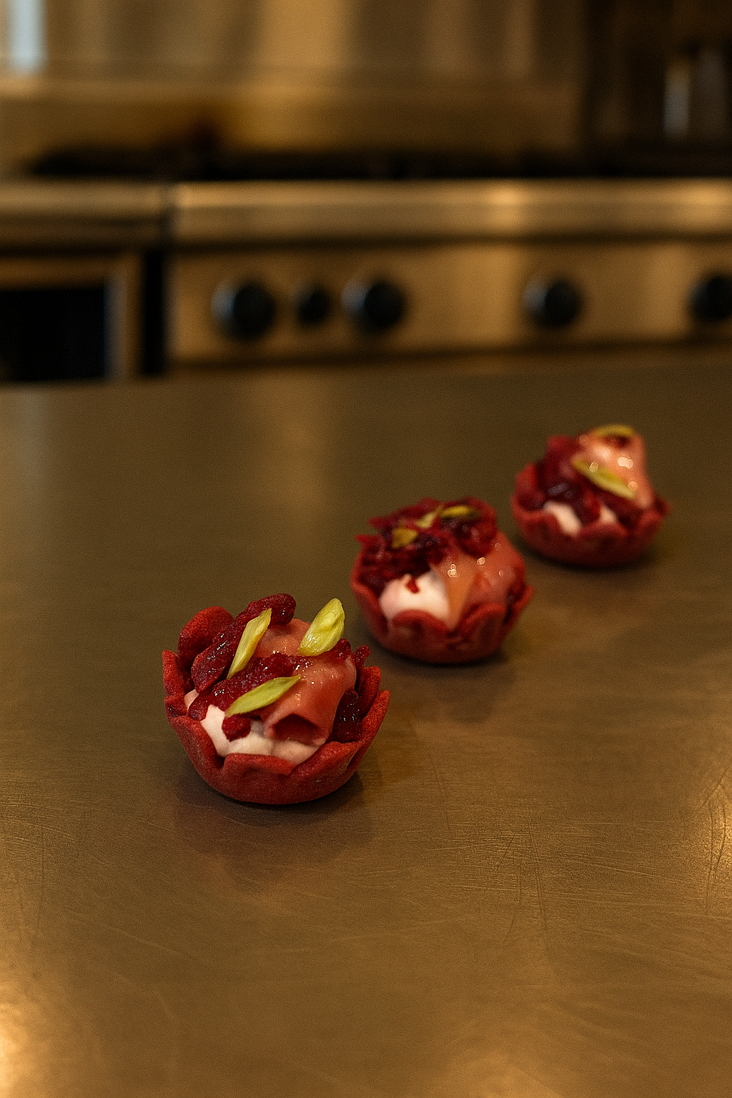 Burokėlių krepšelis su filadelfija kremu, serano kumpiu