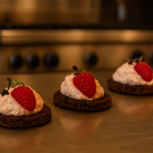 Rūginės duonos sumuštinukas su tuno confit paštetu, aviete ir daigais